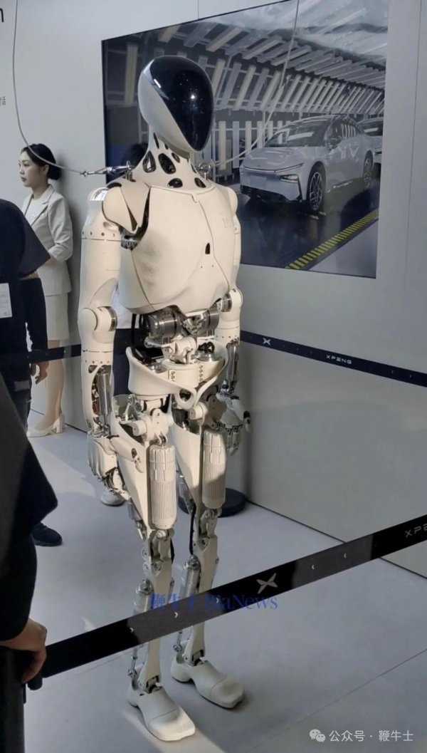 上阳网 上海车展「车模」盘点：小鹏机器人吸睛，比亚迪派出悟空